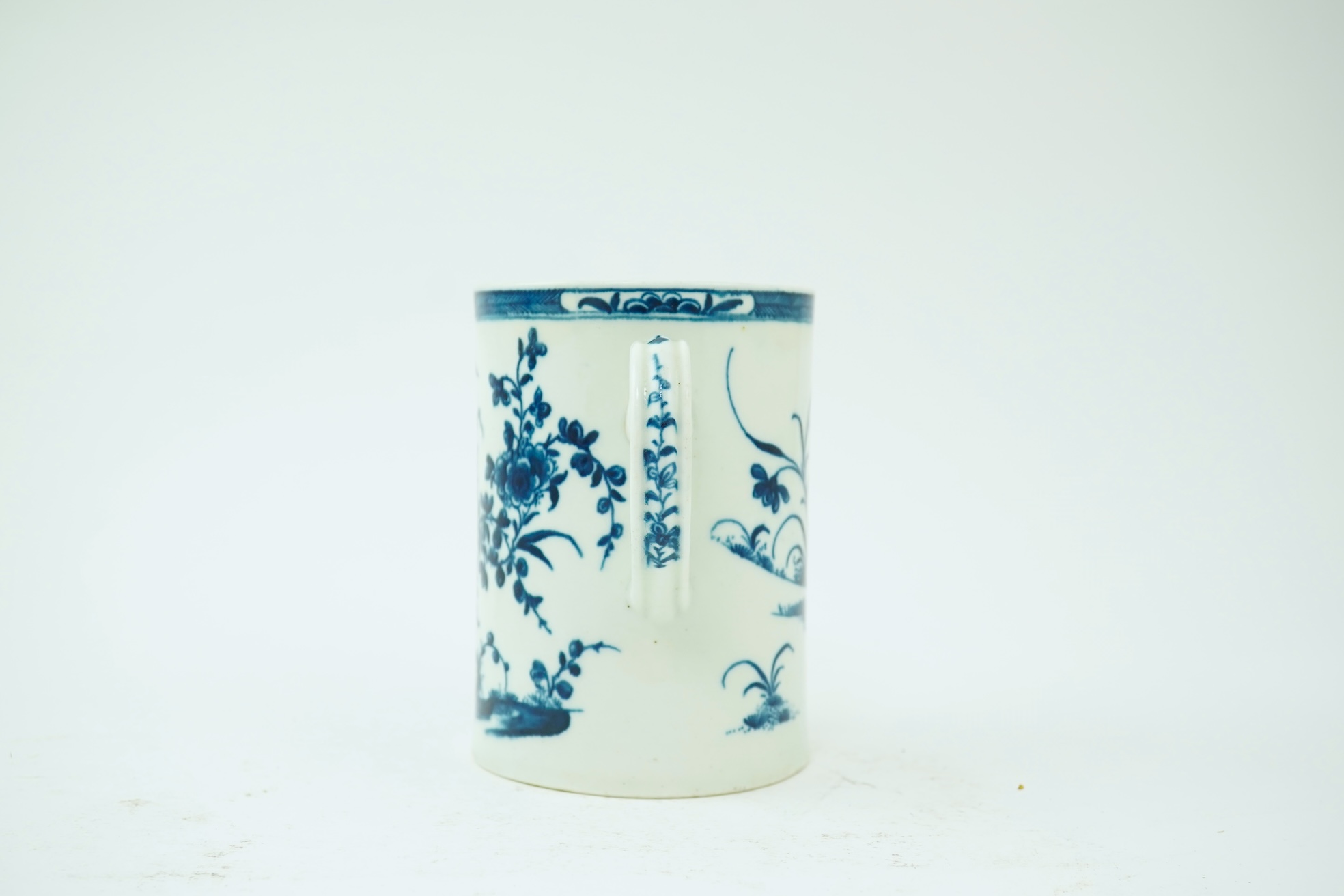 A Worcester blue and white mug decorated with the Candle Fence pattern, c.1760-1770